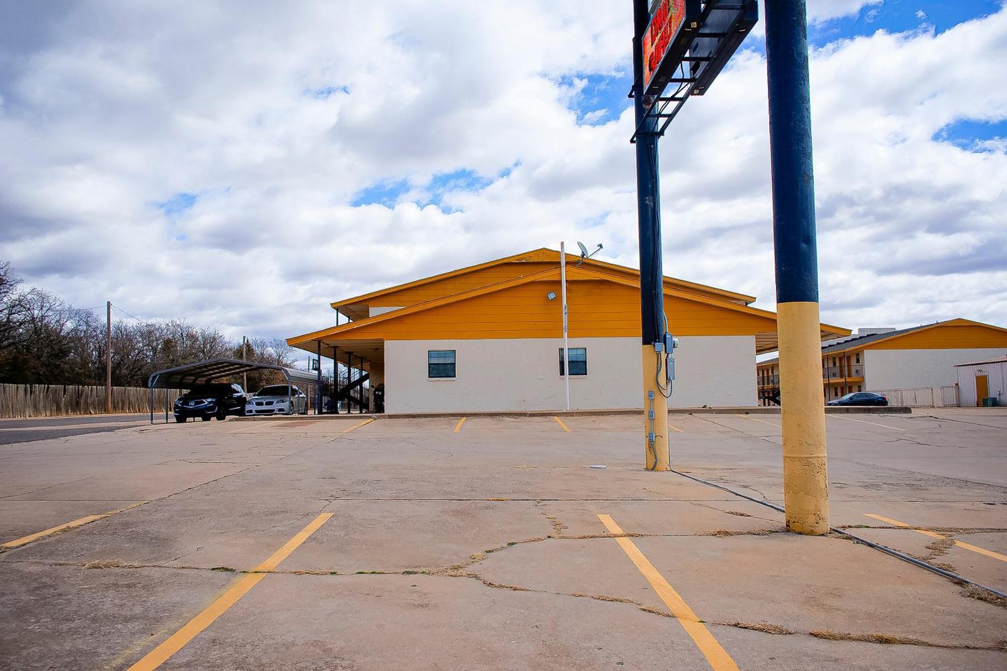 By Oyo, Ok - Hwy 81 Near Chisholm Casino 2*